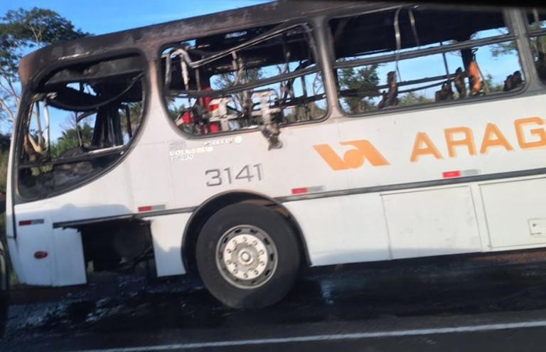 Ônibus pega fogo no Jardim Guanabara