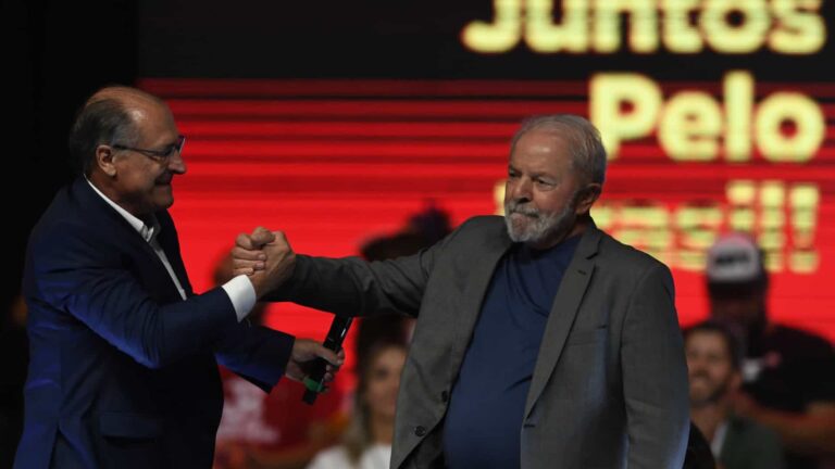 Lula tem 52% dos votos válidos e poderia vencer no 1º turno, mostra Datafolha
