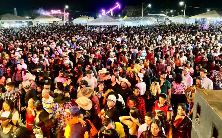 Mário Cezar e Filipe agitam multidão no último dia de show da Expo Palmeirópolis “A galera abraçou”