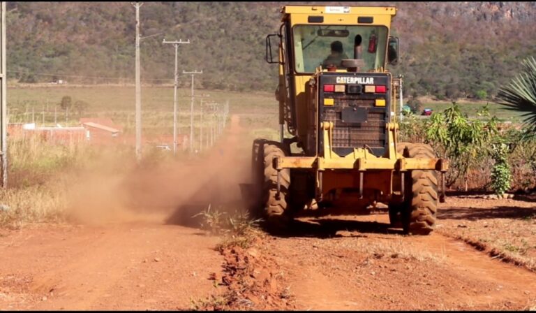 Serviços Urbanos: Prefeitura de Palmeirópolis realiza manutenção de ruas nos bairros