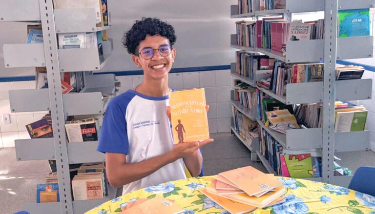 Estudante da rede estadual lança livro de poemas