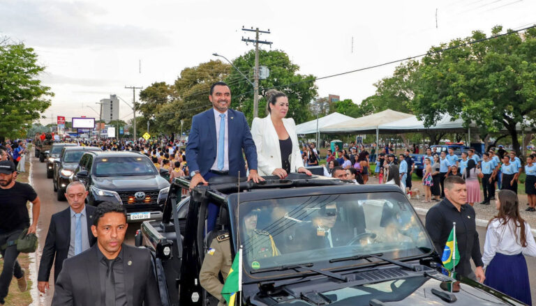Governador Wanderlei Barbosa participa do Desfile de 7 de Setembro que reuniu 12 mil pessoas em Palmas