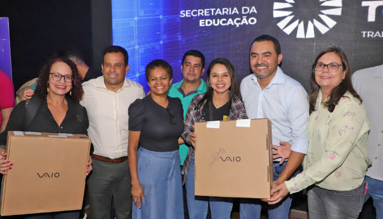 Secretário de Estado da Educação Fábio Vaz, juntamente com governador Wanderlei Barbosa, entrega mais de 1.000 notebooks aos professores da regional de Araguaína