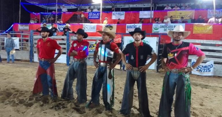 Peões de Palmeirópolis conquistam o prêmio no rodeio da cidade de Peixe Tocantins