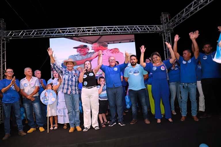 Em Palmeirópolis Bartolomeu Moura realiza grande reunião ao lado da deputada Cláudia Lelis e anuncia a construção de 200 casas populares