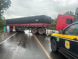 Carreta fica atravessada na BR-153 após acidente com carro